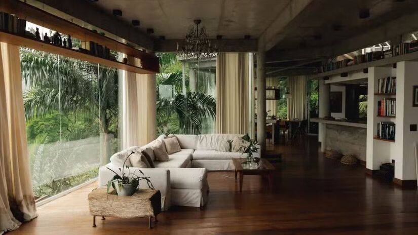 Com estrutura elevada, a casa oferece vista panorâmica para áreas verdes preservadas /Divulgação.