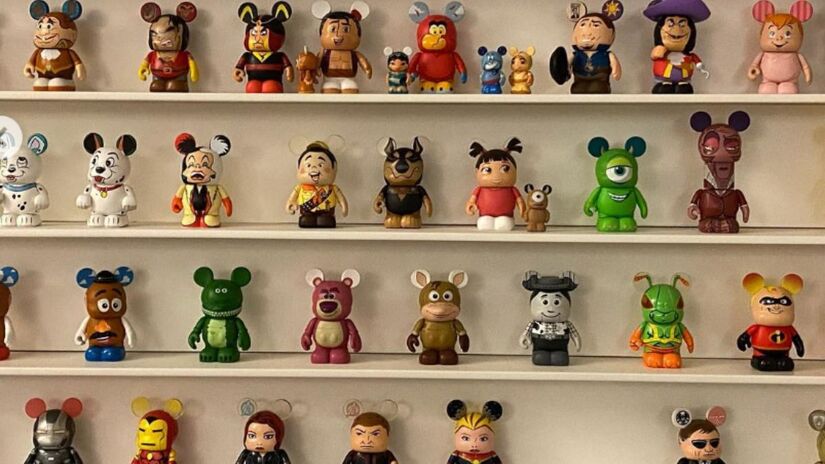 E uma prateleira que abriga uma das maiores paixões de Tadeu: sua coleção de quase 300 Vinylmations da Disney, pequenos mickey mouses colecionáveis que narram suas memórias e gostos/ Redes Sociais 