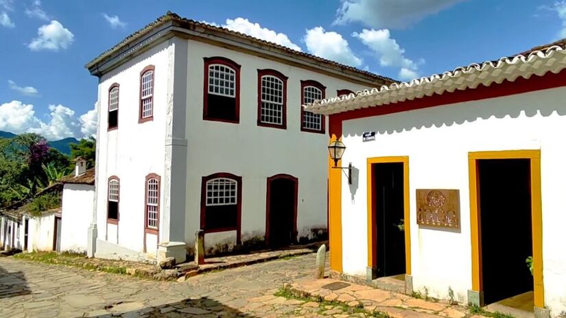 O nome da cidade homenageia Tiradentes, herói da Inconfidência Mineira