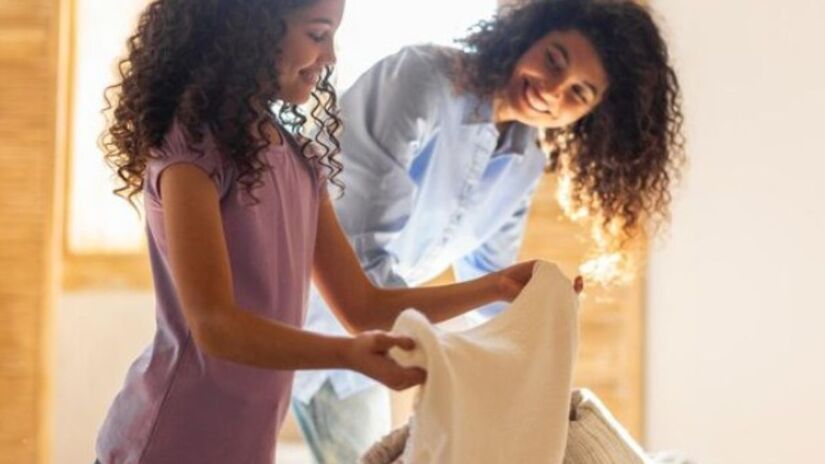 Especialistas recomendam trocar o travesseiro a cada um ou dois anos, principalmente quando há odor, rigidez ou manchas persistentes/Freepik