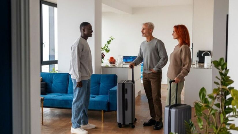 O respeito ao número máximo de hóspedes é uma das regras mais importantes do aluguel por temporada. Exceder o limite pode gerar multas e problemas com a administração de condomínios. Planeje-se para acomodar todos com conforto / Freepik