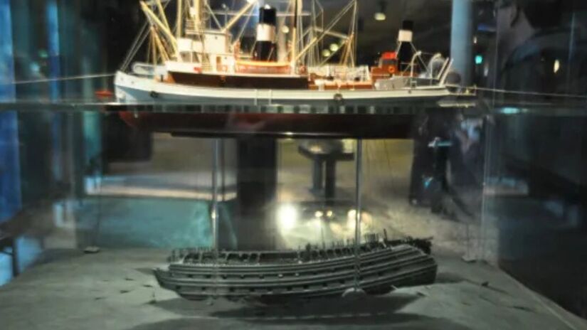 Carpintaria especializada, madeira resistente e técnicas de encaixe de tábuas garantiam embarcações capazes de enfrentar tempestades e atravessar o Mediterrâneo com segurança.
Crédito: Aline no país do fika