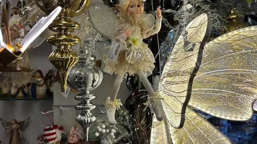 Luzes decorativas em formato de borboleta aparecem em lares, comércios e até cenários públicos. Reprodução/ Yasmin Spiegel