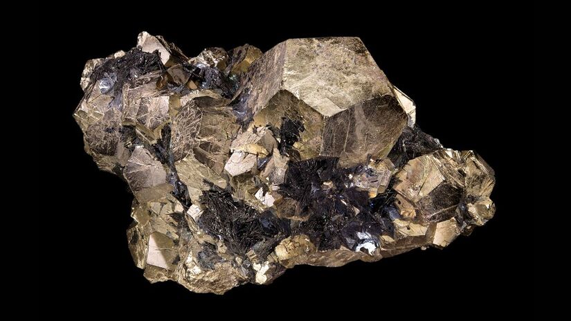 Com aparência metálica e dourada, a pirita é conhecida como "ouro dos tolos", mas seu simbolismo está ligado à ambição, à proteção e à determinação. Diferentemente de pedras associadas à suavidade, a pirita representa ação, disciplina e foco, elementos fundamentais para construir sucesso sólido. Ela é apontada como um cristal que ajuda a combater o medo, a insegurança e a autossabotagem em relação ao dinheiro. Por isso, costuma ser utilizada por líderes, empresários e pessoas voltadas a resultados de longo prazo, sendo mantida em mesas de trabalho ou ambientes profissionais/ Didier Descouens/Wikimedia Commons