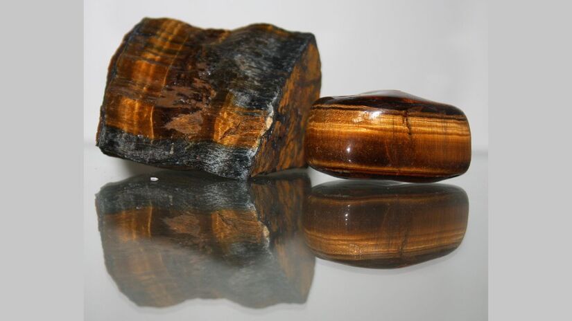 O olho-de-tigre é associado ao equilíbrio entre confiança e prudência. Em decisões financeiras ou de carreira, essa pedra simboliza coragem, clareza mental e capacidade de ouvir a própria intuição sem impulsividade. É vista como uma aliada para quem precisa negociar, investir ou escolher o próximo passo com calma e estratégia. A ideia não é assumir riscos exagerados, mas avançar de forma segura e consciente/ Marek Novotnak/Wikimedia Commons