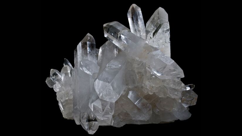 Embora não seja especificamente conhecido como um cristal do dinheiro, o quartzo transparente é valorizado por sua capacidade simbólica de amplificar intenções. Quando usado junto a outras pedras, ele ajuda a reforçar objetivos e manter clareza sobre metas financeiras. Está associado ao foco, à organização mental e à constância, sendo útil para quem se sente perdido ou indeciso em relação aos próprios planos. A ideia é alinhar pensamentos, intenções e atitudes de forma mais consciente/ Didier Descouens/Wikimedia Commons