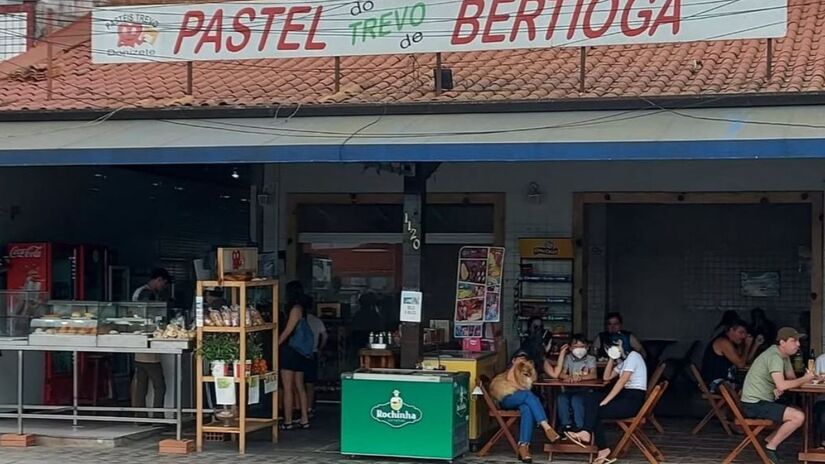 Turistas de todo o Brasil fazem parada em Bertioga para conhecer de perto os famosos pastéis gigantes /Redes Socias 