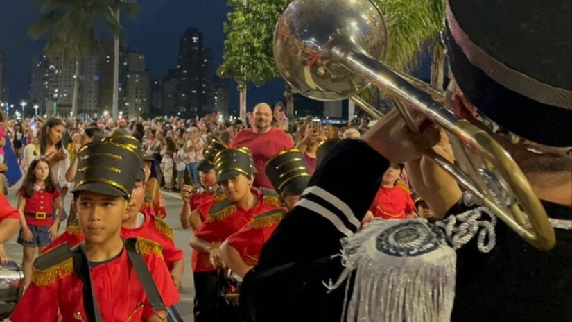 Primeira Parada de Natal de São Vicente reúne centenas de pessoas na Orla do Gonzaguinha/Divulgação