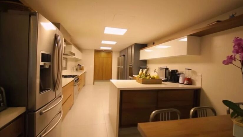 A área externa reúne piscina com duas raias, jacuzzi para dez pessoas e espaço de minigolfe, além de áreas abertas para socialização