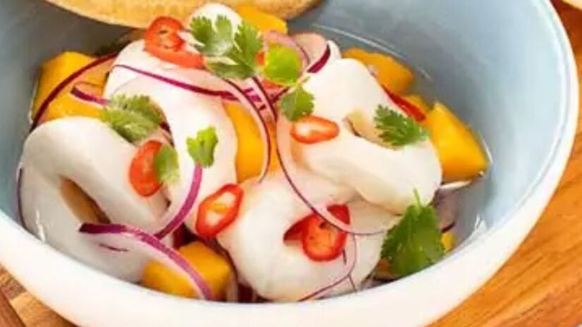 5. Bacalhoada portuguesa:
Clássica e reconfortante, a bacalhoada combina o lombo do bacalhau  a parte mais nobre do peixe  com tomates, cebolas, alho, azeite e azeitonas pretas. Assada lentamente no forno, a mistura ganha uma coloração dourada e perfume irresistível/Divulgação