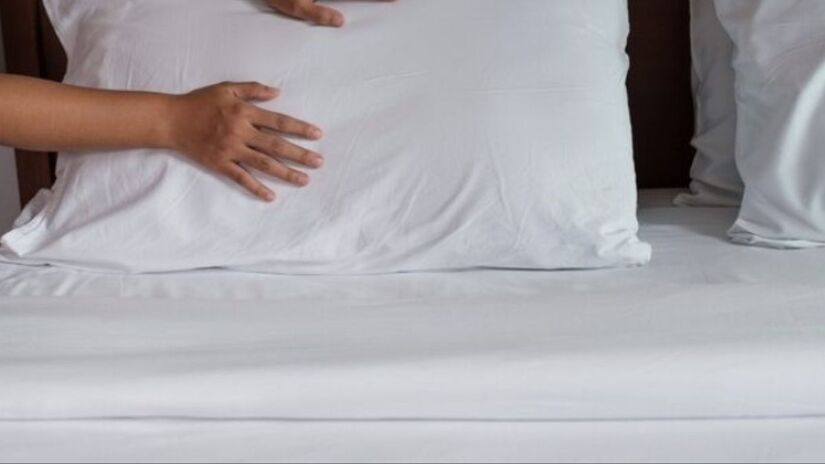 O uso de capas protetoras e a higiene regular ajudam a prolongar a vida útil do travesseiro e manter o sono mais saudável/Freepik