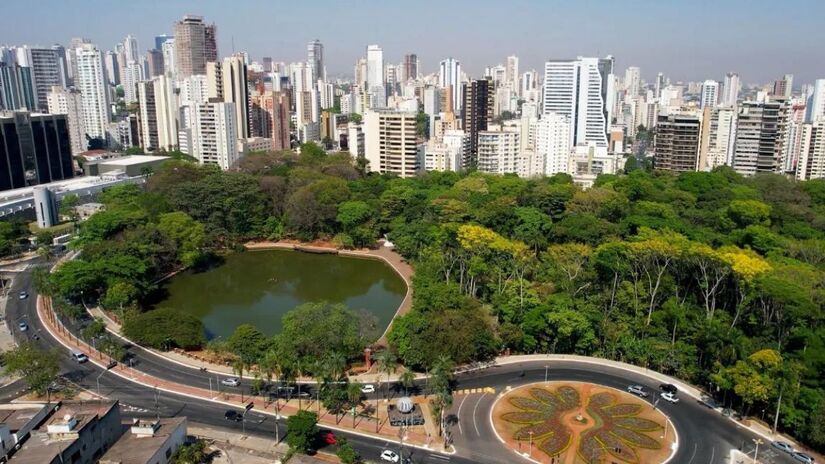 A capital mantém 32 parques e uma política rigorosa que exige uma árvore na calçada de cada residência / iStock