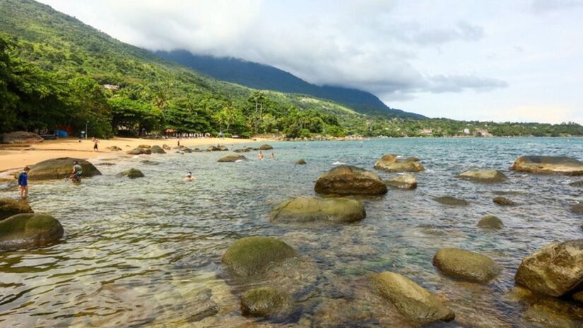 O acesso é feito por uma trilha curta e sombreada, que já prepara o visitante para o clima de refúgio/ Monique Renne