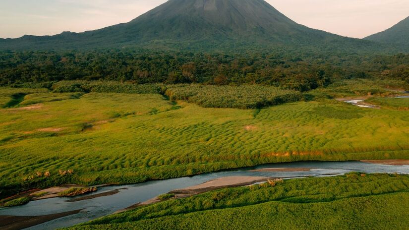 Llanuras do Norte: região de vulcões, florestas tropicais e fontes termais, incluindo a famosa área de La Fortuna/ Um viajante