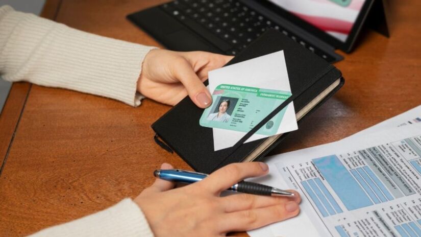 Dica de segurança: o locatário tem o direito de pedir documentos que comprovem a propriedade do imóvel ou a autorização para locação. Essa prática é comum para evitar fraudes em anúncios de aluguel na internet / Freepik