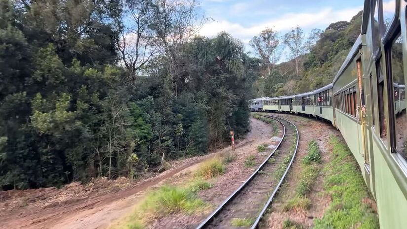 O destino final é a cidade histórica de Morretes, famosa por sua preservação e gastronomia típica