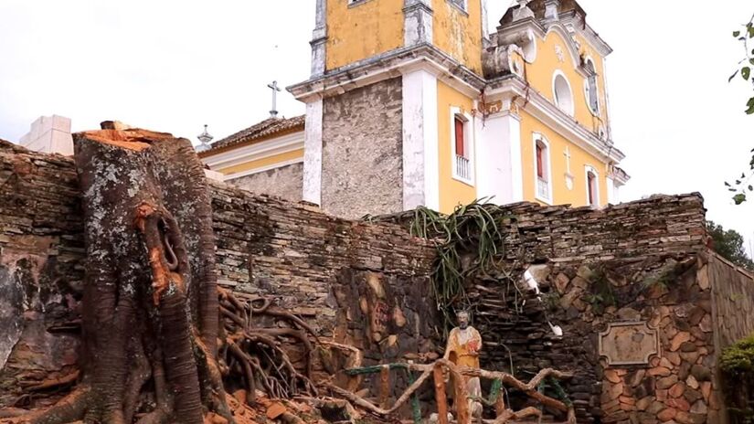 A crença local sugere que a passagem funciona como uma dobra no espaço-tempo permitindo uma viagem instantânea entre os dois países