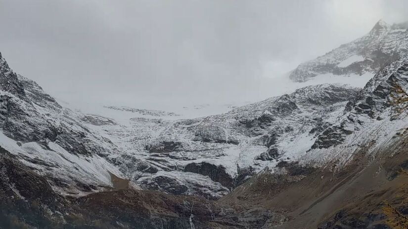 O trem atinge altitudes superiores a 2.000 metros, passando por ambientes alpinos de alta montanha