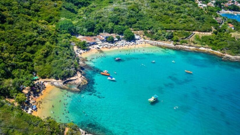 Com praias de águas cristalinas e clima cosmopolita, Búzios combina natureza, gastronomia e lazer. Diárias variam, em média, entre R$ 250 e R$ 800, dependendo da época e da localização/Divulgação 


