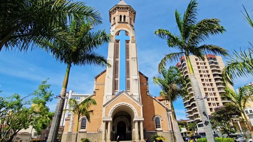 A geografia montanhosa ao redor da cidade favorece a prática de esportes de aventura e o contato com a natureza