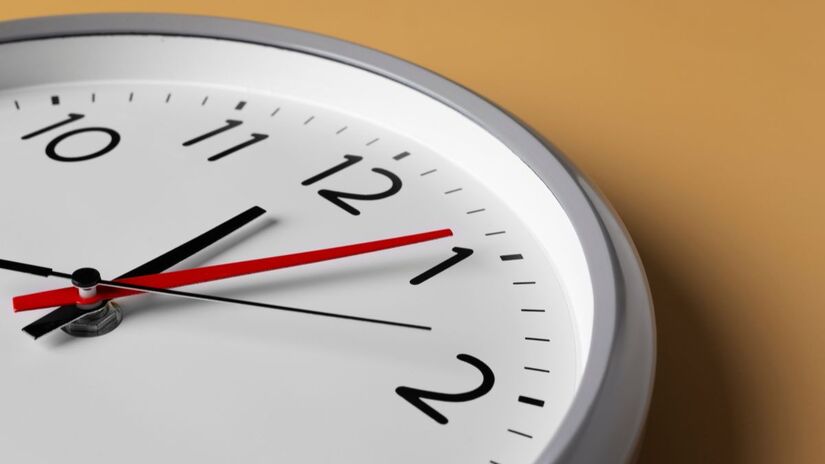 Relógios medem um tempo que parece fixo, mas a rotação da Terra sofre variações lentas e constantes ao longo de milhões de anos/ Freepik