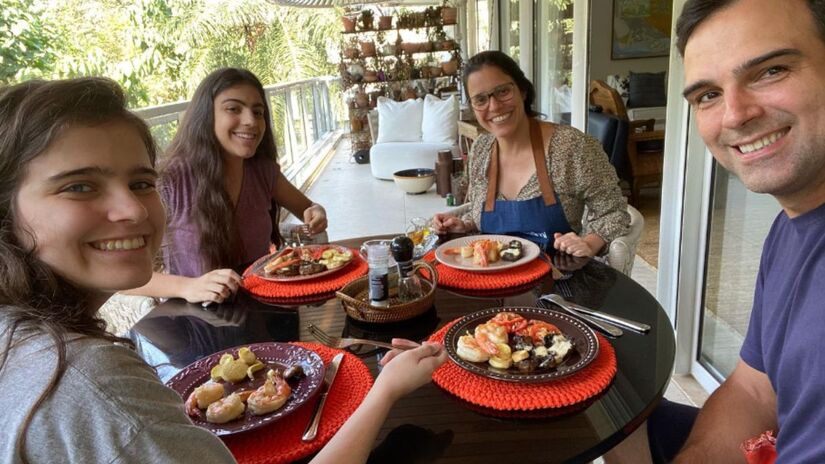 Tecnologia a serviço do conforto Como um entusiasta de gadgets, Tadeu não abriu mão de integrar soluções tecnológicas inteligentes por toda a casa, trazendo praticidade e eficiência ao dia a dia sem comprometer o estilo e o aconchego do lar/Redes socias 