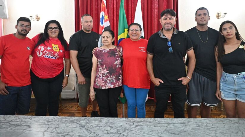 Ambulantes só poderão iniciar o dia com cinco guarda-sóis abertos para evitar ocupação precoce da faixa de areia.
Foto: Henrique Teixeira 