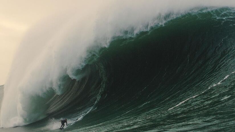 De acordo com uma previs&atilde;o feita pelo site portugu&ecirc;s Surftotal, Koka surfou uma onda no tamanho entre 27 e 28 metros (Ianco Rocha/Divulga&ccedil;&atilde;o)