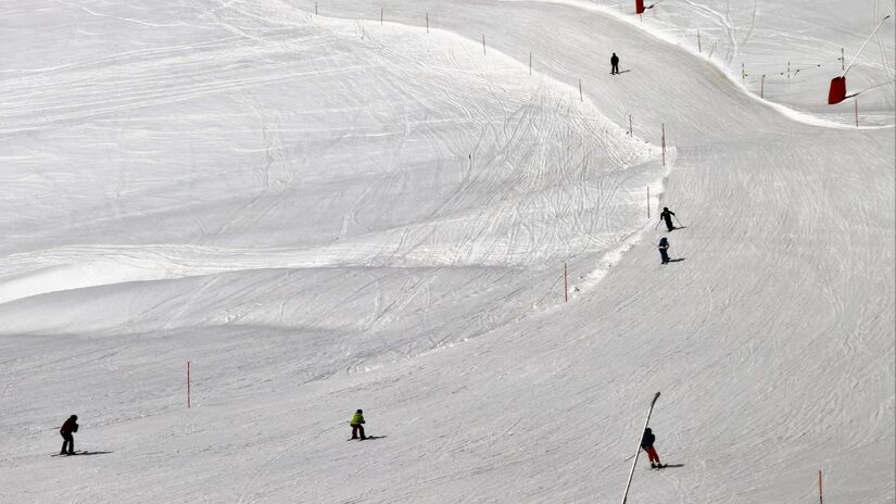 Localizada entre picos icônicos como o Hahnenkamm e o Kitzbüheler Horn, a estação combina tradição alpina e experiências de luxo / Pixabay 
