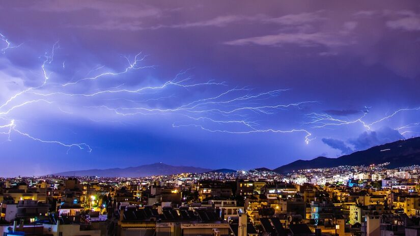 Os raios se formam quando nuvens carregadas criam grande diferença de carga elétrica na atmosfera / Pixabay