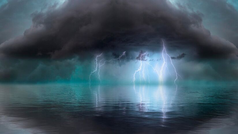 O atrito entre cristais de gelo dentro das nuvens gera eletricidade que desencadeia descargas intensas / Pixabay