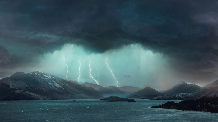 Raios que atingem o chão buscam pontos mais altos, onde a condução elétrica é favorecida / Pixabay