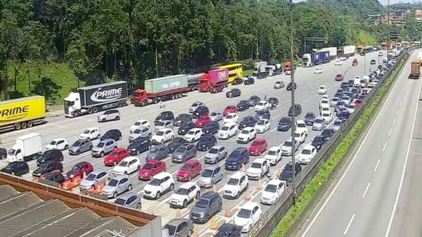 Já no sentido São Paulo, apenas a Imigrantes registra lentidão no trecho entre o km 57 e o 49 (Ecovias/Reprodução)