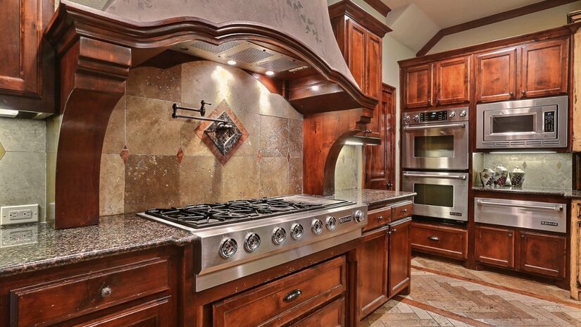 Mesmo em cozinhas com decoração mais antiga, o formato pode ser harmonizado facilmente / Pixabay