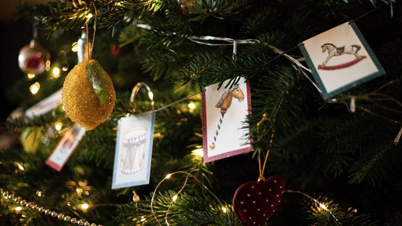 Voc&ecirc; sabia que a m&uacute;sica de Natal mais antiga do mundo remonta ao s&eacute;culo IV? Muito antes dos corais modernos, "Jesus refulsit omnium" j&aacute; celebrava a luz do Natal. Descubra como essas melodias moldaram nossas tradi&ccedil;&otilde;es! / Pixabay