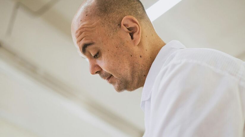 O consumo de álcool drena os reservatórios de água do organismo e interrompe o transporte de nutrientes essenciais como zinco e ferro para o couro cabeludo o que torna a raiz dos fios extremamente frágil e propensa à queda/Pexels