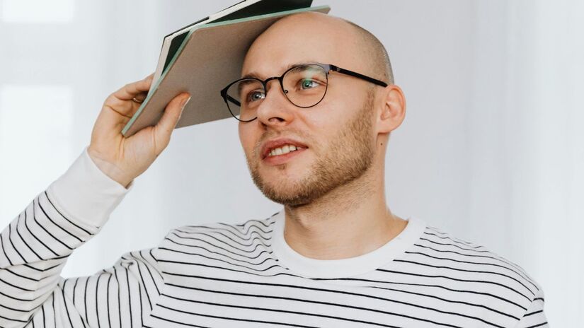 Bebidas açucaradas e coquetéis de frutas elevam os níveis de glicose no sangue o que estimula uma produção excessiva de sebo que pode obstruir os folículos capilares e causar inflamações severas conhecidas por acelerar a calvície/Pexels