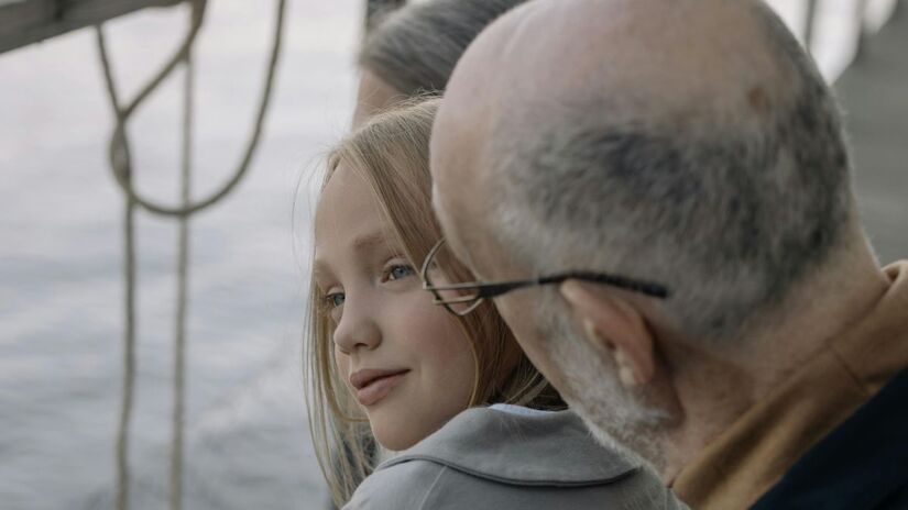 O excesso de substâncias químicas presentes em bebidas alcoólicas aumenta o estresse oxidativo nas células capilares o que danifica a produção de melanina e pode resultar no surgimento precoce de fios grisalhos e sem vida após as festas/Pexels