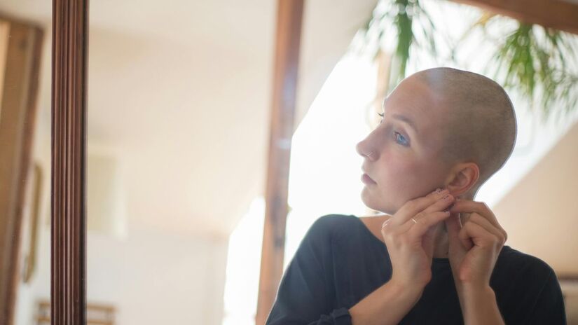 Intercalar o consumo de bebidas festivas com água mineral é a estratégia mais eficiente para manter a densidade do cabelo pois ajuda o fígado a processar toxinas sem sacrificar a hidratação necessária para o crescimento dos fios/Pexels