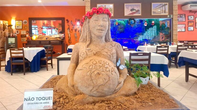 A pequena Cindy Lou Who, com sua inocência e bondade, consegue derreter o coração frio do Grinch, mostrando que pequenos gestos são poderosos (Nair Bueno/DL)