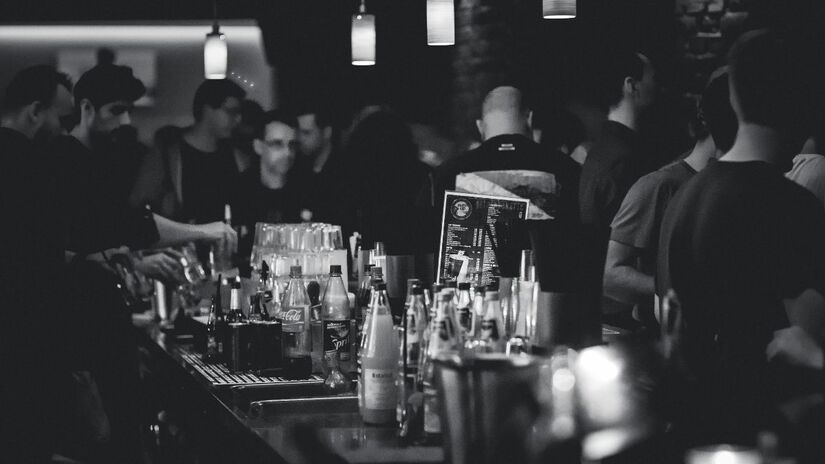 Especialistas alertam que o consumo de bebidas alcoólicas na maturidade pode mascarar e acelerar sintomas de declínio cognitivo e doenças como o Alzheimer/Pexels