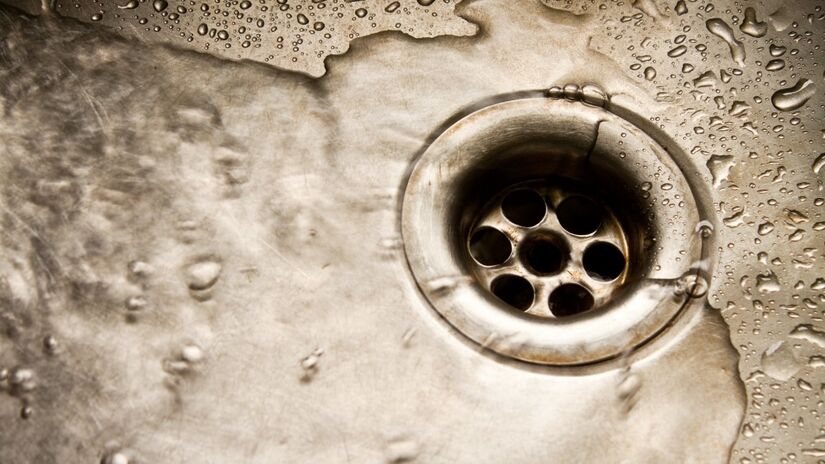 Desentupir é fácil  mas exige cuidado. Use luvas, evite misturas perigosas e proteja o encanamento/Pexels