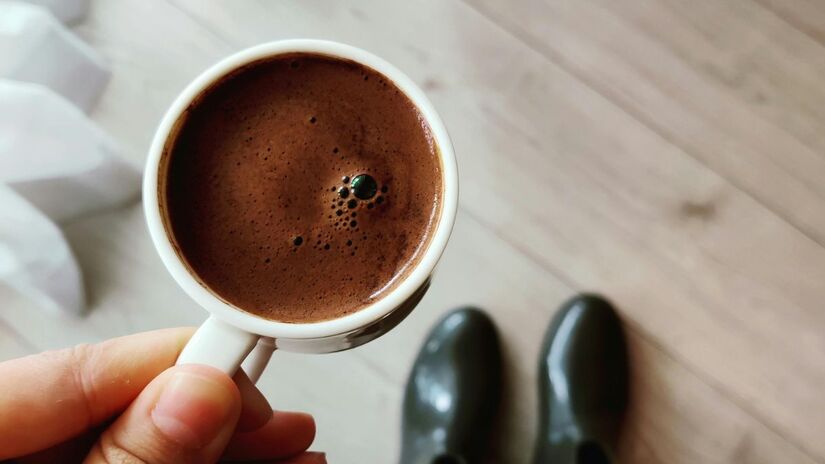 Além de limpar, a borra de café ajuda a neutralizar odores no vaso sanitário, na geladeira e até em sapatos/Pexels