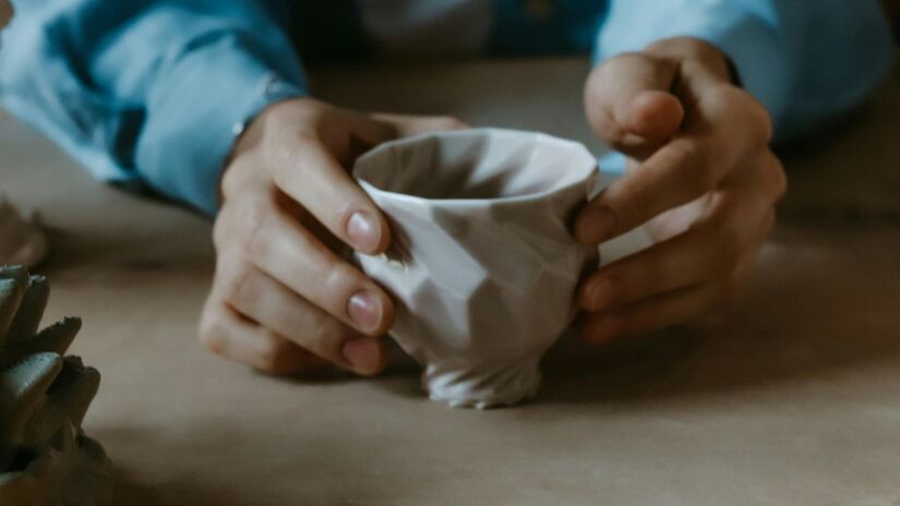 Com textura levemente abrasiva, a borra de café funciona como esfoliante natural sem riscar superfícies/Pexels