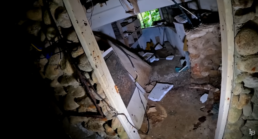 Área interna cercada por pedras naturais / Youtube Lolo Bolado