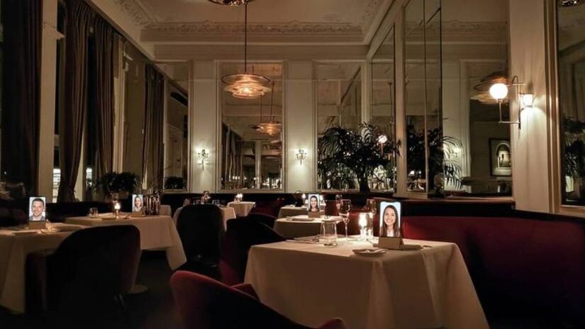 O clima é composto por um cenário que contribua para um grande encontro de verdade com parceiros de IA, que prometem ser instalados em mesas individuais, onde o companheiro digital é o único acompanhante (EVA IA/Divulgação)