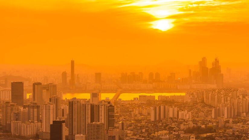 Evite bebidas alcoólicas e com cafeína, que aumentam a perda de líquidos/Freepik