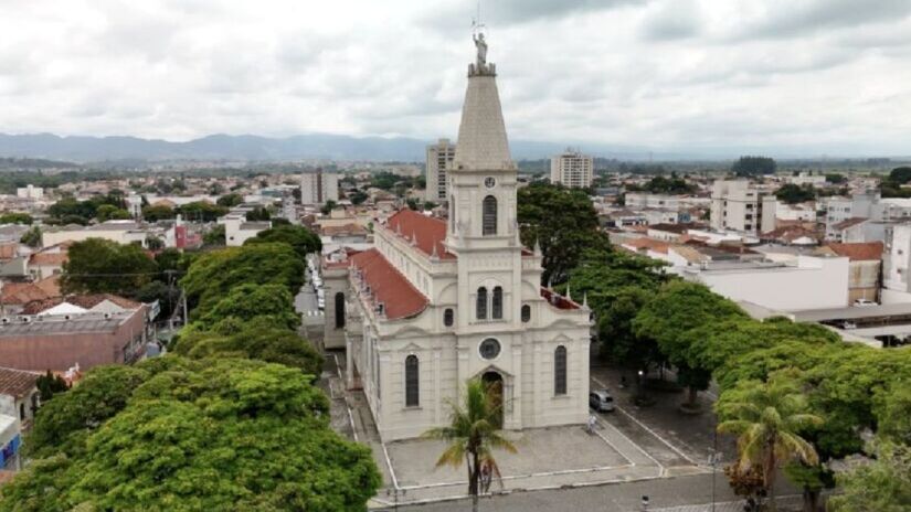 Caçapava fica localizada na Região Imediata de São José dos Campos, no Vale do Paraíba, entre as serras do Mar e da Mantiqueira, a 113 km da capital paulista (PMC/Divulgação)