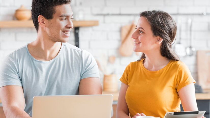 Mesmo com regras e reuni&otilde;es virtuais, o trabalho segue sendo um terreno f&eacute;rtil para conex&otilde;es emocionais inesperadas. /Pixabay