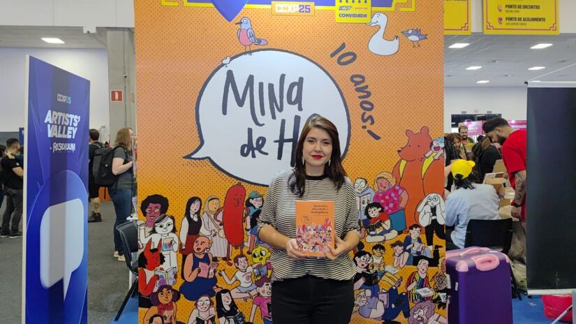 A santista Dani Marino, coordenadora editorial da plataforma Mina de HQ, também esteve presente para lançar seu livro escrito em parceria com Gabriela Borges, 'Quadrinhos, Diversidade e Insurgência' (Gabriel Fernandes/DL)